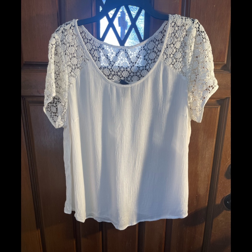Beautiful TORRID white rayon short sleeve open back blouse